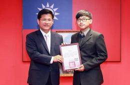 賀數媒系馬廣毅老師指導楊聖佑、剛嘉潞、張苑玲同學參加臺中市政府客委會舉辦「國家級臺三線客庄浪漫大道南口(臺中市)產業意象Logo設計競賽」榮獲一金及兩佳作