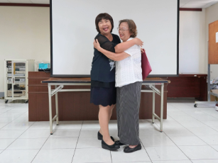 修平樂齡大學結業  85歲長輩披學士袍一圓大學夢 新聞相片