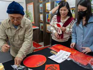 修平科大迎春納福春聯大放送　墨香飄揚迎新年 新聞相片