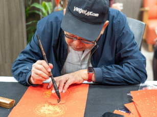 修平科大迎春納福春聯大放送　墨香飄揚迎新年 新聞相片