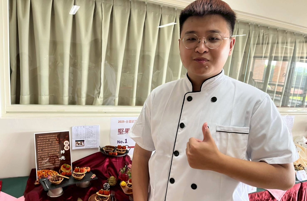 賀本校觀餐系陳春容老師帶領觀二甲吳浩恩同學參加2025 全國創意烘焙競賽「圓滿」榮獲銀牌！ 