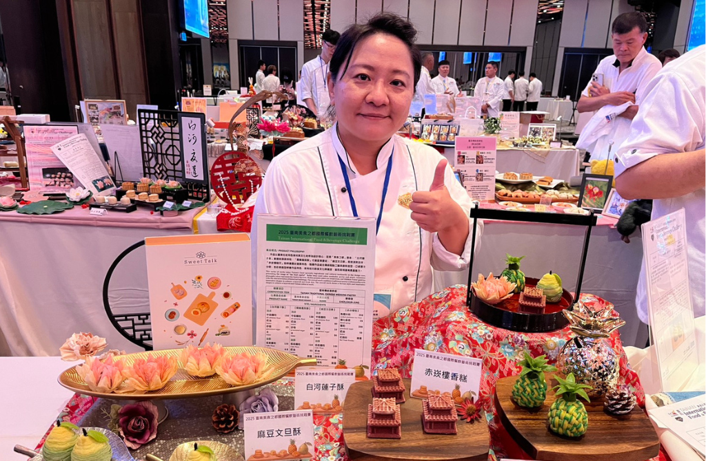 賀本校觀餐系陳春容老師參加「2025 TIFBC—臺南美食之都國際餐飲藝術挑戰賽」榮獲銀牌獎!