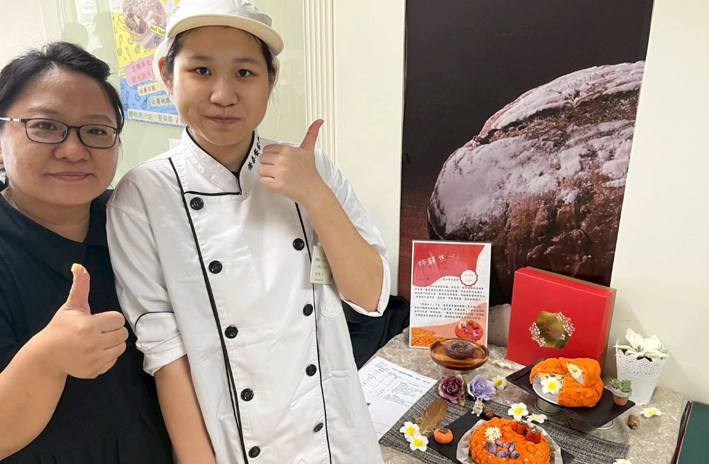 賀本校觀餐系陳春容老師帶領觀二甲施惠玲同學參加2025 全國創意烘焙競賽「圓滿」榮獲銀牌！