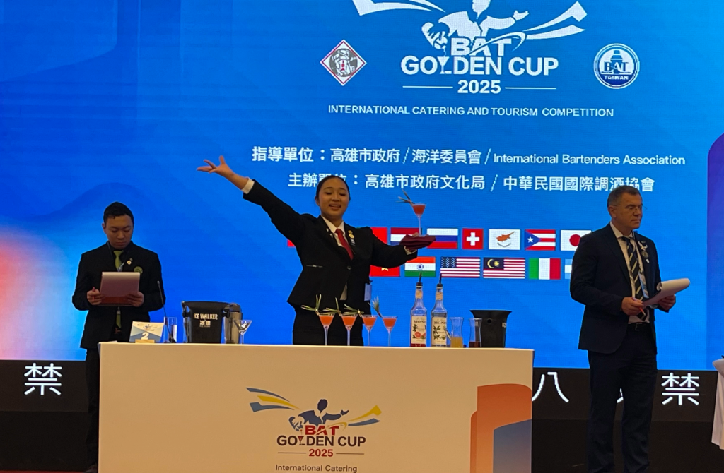 賀本校觀餐系蘇琬筠同學參加第24屆金爵獎國際餐飲暨旅遊大賽以作品《潮影紫夢》獲得「金酒職業大專傳統調酒組」銅牌！