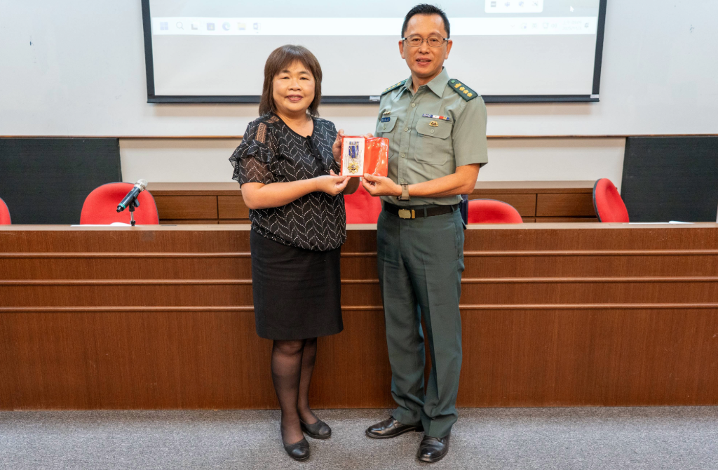 賀本校主任教官高呈龍上校榮退 榮獲「陸光甲種獎章」表彰卓越貢獻