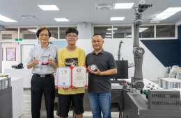 賀本校通識中心凃新南老師與電機系賈炎叡老師指導電機系學生鄭育謙及電子系學生李泓毅參加2025第28屆俄羅斯莫斯科阿基米德國際發明展榮獲金牌與俄羅斯特別獎!